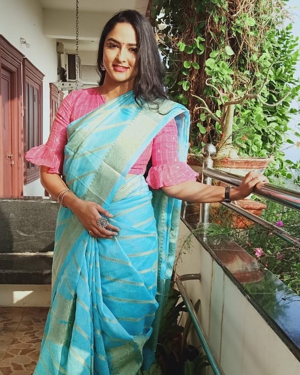 ZEE TELUGU TV ANCHOR KASI ANNAPURNA IN BLUE SAREE BLOUSE 15